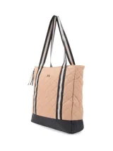 Cartera tipo shopper azul con diseño capitoneado y base negra. Tiene correas bitono, cierre de nylon con tirador textil, logo metálico, bolsillos interiores y compartimento acolchado para laptop.