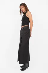 Top negro sin mangas con cuello halter, confeccionado en punto roma. Presenta escote embolsado con vista de algodón con lycra y elástico en su terminación para un mejor ajuste. Detalle de ojalillos color níquel en cuello y escote.