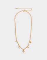 Collar corto dorado con cadena de eslabones y dijes colgantes: candado, llave, dije circular con strass y dije circular rosa.