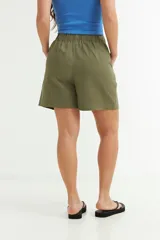 Short de algodón con estampado de rayas verticales finas en tonos celeste y blanco. Presenta cintura elástica fruncida.