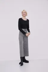 Pantalón de jean azul de corte ancho y tiro alto.