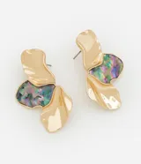 Aros medianos con forma de media flor, confeccionados en metal dorado con detalles en los pétalos y efecto abulón.