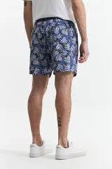 Short de baño estampado con cintura elástica, cordón ajustable, dos bolsillos laterales y uno trasero. Confeccionado en tela ligera de secado rápido y logo bordado.