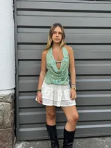 Top verde agua con escote drapeado, espalda descubierta y bordado de flores azules y lentejuelas.