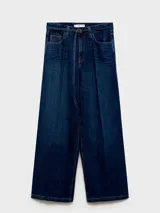 Pantalón de jean azul oscuro, corte wide leg, tiro medio, con cinco bolsillos y trabillas.