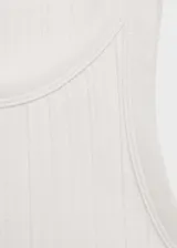 Musculosa blanca de algodón con textura acanalada, cuello redondo y corte ajustado.
