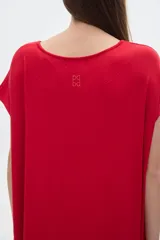 Vestido midi azul eléctrico de corte amplio con escote en V y mangas cortas.