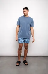 Remera lisa color verde claro, de manga corta y corte regular fit. Confeccionada en algodón.