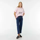 Camiseta rosa de manga corta con cuello redondo y estampado de Mickey Mouse y Goofy con la frase "Take to the fields".