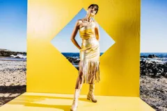 Top dorado con escote halter y espalda descubierta.