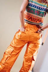 Pantalón cargo color rojo con cintura elástica y bolsillos laterales.