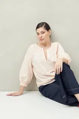 Blusa color rosa pálido de algodón con bordado delicado en las mangas y escote en “V”. Mangas 3/4 con terminación elastizada.