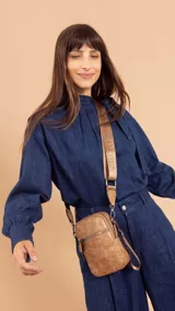 Bandolera morral color negro con cierre metálico principal y cierre frontal. Cuenta con una correa de galón gruesa y ajustable.