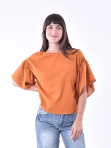 Blusa de corte amplio color verde, con mangas de volantes y diseño holgado.
