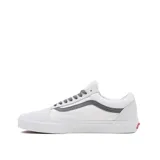 Zapatillas Vans Old Skool blancas con la línea lateral gris y cordones grises.