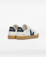 Zapatillas Veja Campo color blanco con logo lateral en azul marino y suela de goma color caramelo.