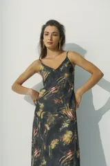 Vestido largo con estampado abstracto en tonos negro, beige y rosa. Diseño con breteles finos y escote en V.