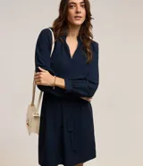 Vestido corto azul marino de viscosa, con escote en V, mangas largas con puños elásticos, cintura ajustada con lazo y superficie lisa.