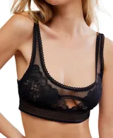 Conjunto de lencería negro de encaje y malla fina, compuesto por un bralette de calce suave y una bombacha de corte alto.
