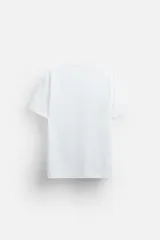 Camiseta blanca de cuello redondo y manga corta, corte regular.