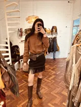 Camisa blanca de lino con mangas abullonadas y cuello mao.