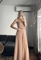 Pantalón palazzo marrón de crepé de lino, talle único adaptable hasta un talle 42 de jean. Presenta elástico en la parte trasera.