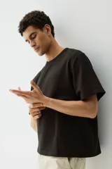 Remera negra de algodón pesado con textura waffle, cuello redondo ribeteado acanalado y corte estándar.