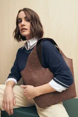 Top blanco de tejido liviano con cuello a la base y mangas 3/4.