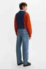 Pantalón de jean celeste de corte amplio, tiro medio y confeccionado en denim no elástico.