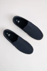 Calzado náutico color tostado, con diseño sin cordones y suela antideslizante.
