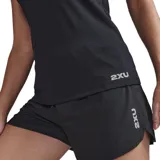 Musculosa sin mangas negra, confeccionada con tecnología X-VENT y paneles de malla para mejor transpiración, diseñada para actividades deportivas.