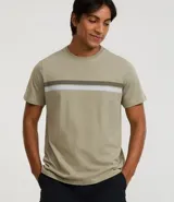 Remera de algodón color arena con cuello redondo y mangas cortas. Presenta dos franjas horizontales en el pecho, una gris y otra blanca. Corte regular.