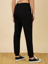 Pantalón de jogging negro con cintura elástica y cordón ajustable.
