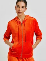 Campera naranja de plush con capucha, cierre frontal y bolsillos tipo canguro.