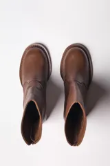 Bota biker de punta redonda confeccionada en cuero vacuno soft, con cierre trasero y taco ancho.