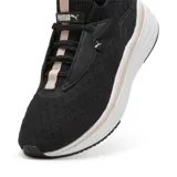 Championes Puma Softride Stack.Prem.Wns, color negro con detalles en rosa pálido y suela blanca.