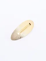 Broche dorado para el pelo con forma ovalada.