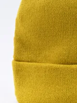 Gorro de lana tejido color fucsia.