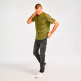 Remera tipo polo color verde oliva, de piqué, con logo bordado en el pecho y mangas cortas.