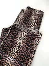 Pantalón jean crop de tiro alto con estampado animal print, confeccionado en algodón y elastano. El corte es recto con terminaciones desflecadas.