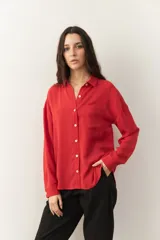 Camisa de manga larga color verde, con botones a contratono y detalle original en la espalda.