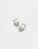 Aros argollas plateadas con forma de candado de corazón, uno con moño y otro liso.