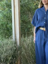 Camisa marrón de lino con botones blancos, corte holgado y mangas cortas.