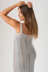 Vestido midi tejido al crochet color gris plata, con breteles finos y flecos en el ruedo.