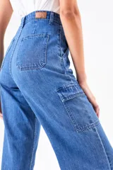 Pantalón jean celeste de corte wide leg con bolsillos cargo laterales.