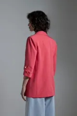 Blazer color tostado de corte recto, con solapas y mangas 3/4 con botón.