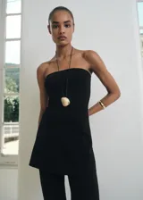 Top negro sin mangas, con escote palabra de honor y diseño recto. Confeccionado en tejido de punto fino.