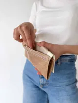 Billetera beige, crema y marrón con cierre de broche y monedero externo.