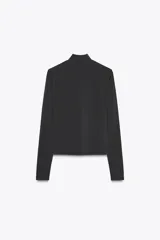Chaqueta negra entallada de cuello alto y manga larga con cierre frontal de cremallera termosellada.