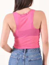 Musculosa fucsia de mesh con cuello redondo y sisas amplias.